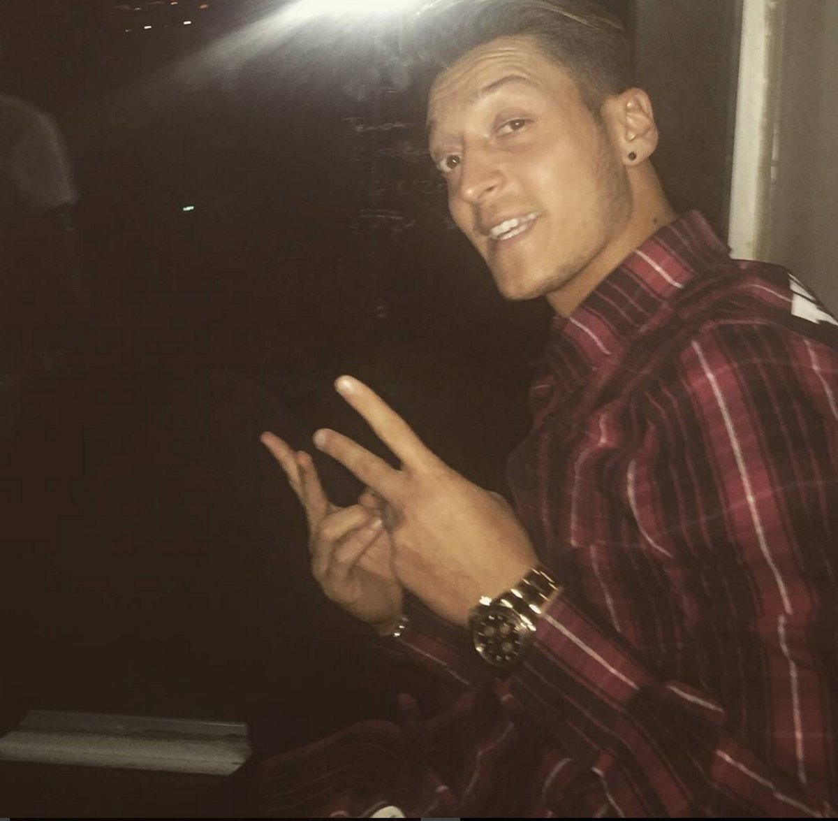 Ozil khoe ảnh trên mạnh xã hội cùng lời cảnh báo