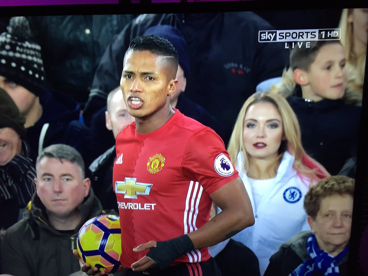 Emily g&acirc;y ch&uacute; &yacute; v&igrave; mặc &aacute;o kho&aacute;c của Chelsea