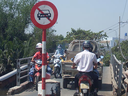Bất chấp biển cấm