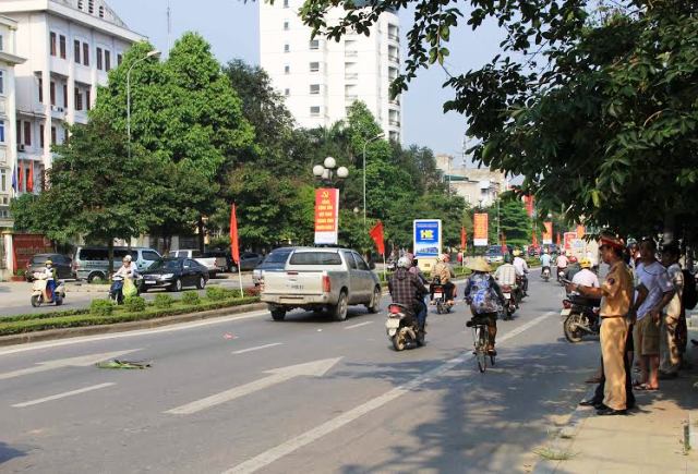 Sang đường đi ăn sáng, bé 7 tuổi bị xe bán tải tông