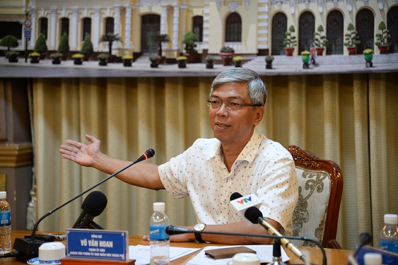 Ông Võ Văn Hoan, Chánh Văn phòng UBND TP HCM trả lời câu hỏi của nhà báo tại cuộc họp báo ngày 2-12. Ảnh: Bảo Ngọc