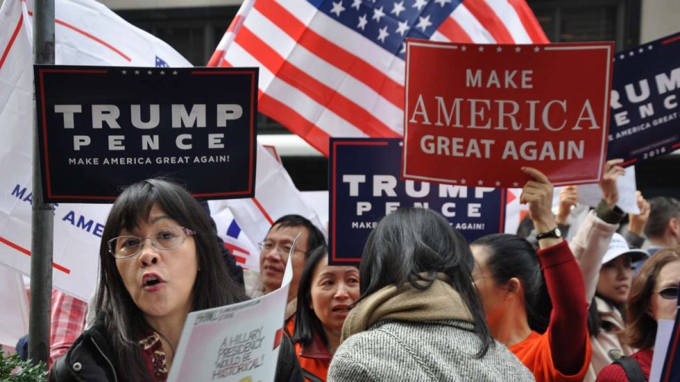 Hàng trăm người gốc Trung Quốc tuần hành ủng hộ ông Trump. Ảnh: SCMP