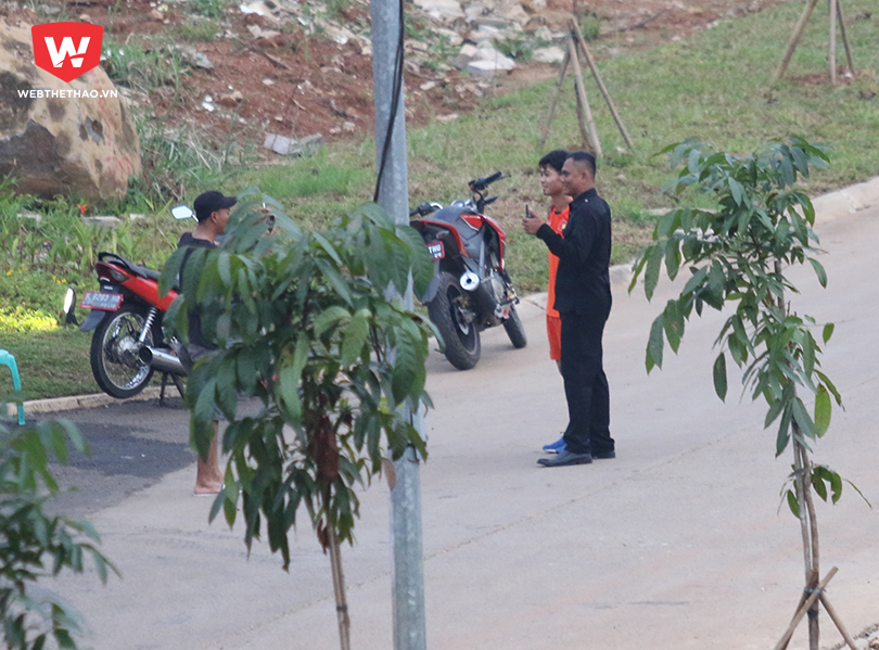 CĐV Indonesia chặn đường... giao lưu với Công Phượng