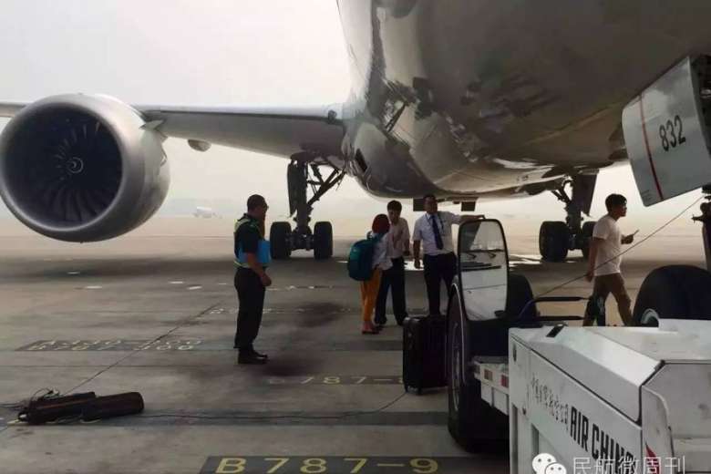 Lỡ máy bay, cặp đôi ngồi vạ trên đường băng