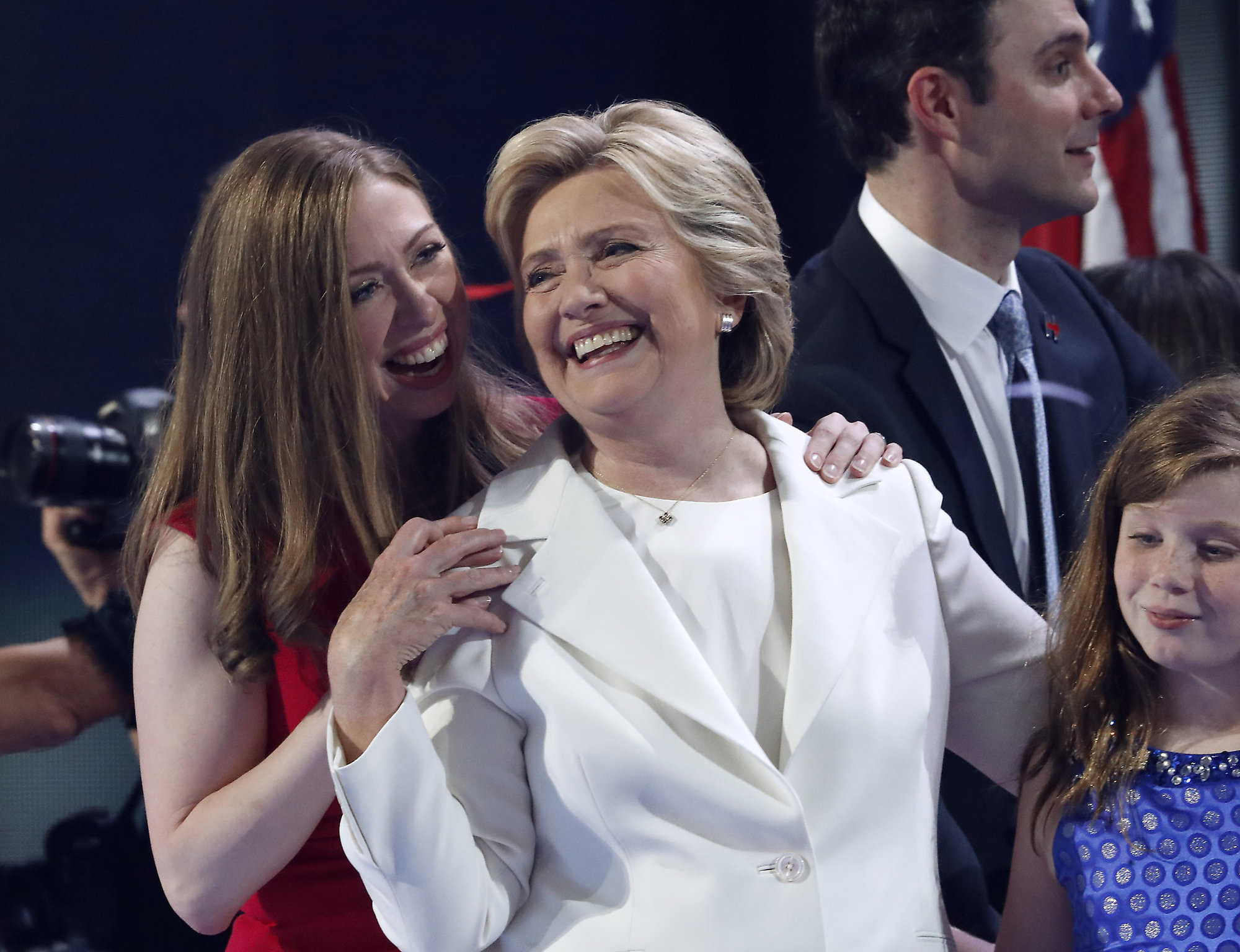 Bà Hillary Clinton lật ngược tình thế ngoạn mục