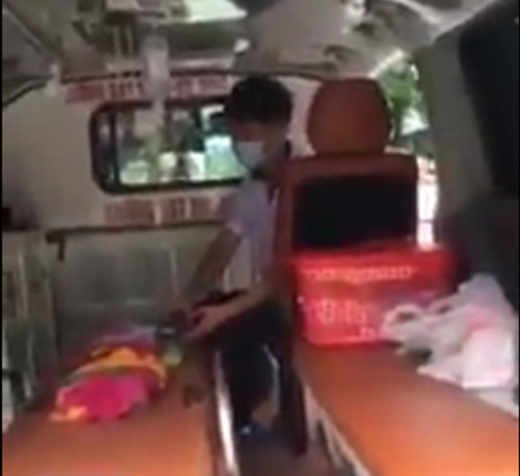 Thêm clip tố bảo vệ BV Nhi chặn xe cứu thương ép dùng xe “dù”
