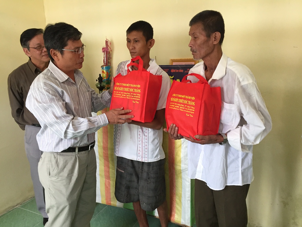 Đại diện Công ty TNHH một thành viên Xổ số kiến thiết Sóc Trăng tặng quà cho gia đình Bé Cụt