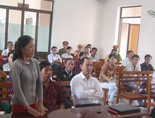 
B&agrave; Tuyết (đứng, ngo&agrave;i c&ugrave;ng b&ecirc;n tr&aacute;i) đ&atilde; theo đuổi vụ kiện n&agrave;y r&ograve;ng r&atilde; 5 năm. Ảnh: C&Ocirc;NG TUẤN
