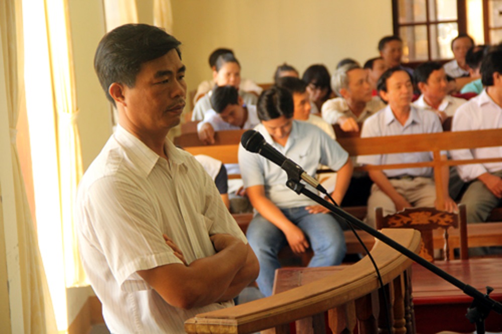 
Nguyễn Đức Đạo, nguy&ecirc;n trưởng trạm y tế thị trấn H&agrave; Lam (huyện Thăng B&igrave;nh, tỉnh Quảng Nam) bị c&aacute;o phạm tội tham &ocirc; t&agrave;i sản vẫn được TAND huyện Thăng B&igrave;nh cho hưởng &aacute;n treo

