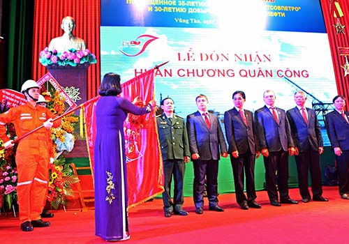 Vietsovpetro kỷ niệm 30 năm  ngày khai thác tấn dầu đầu tiên