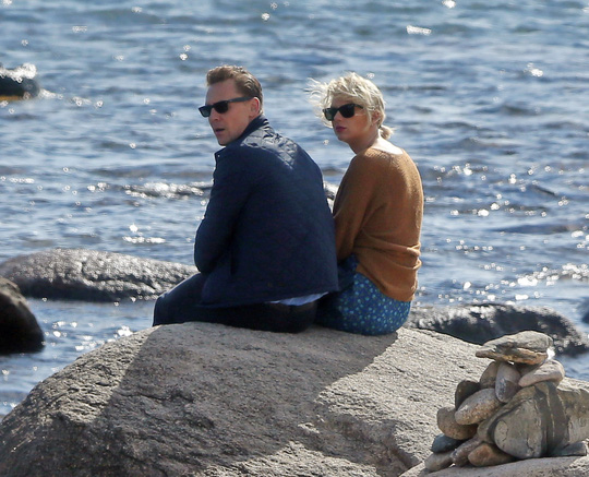 Taylor Swift và Tom Hiddleston đường ai nấy bước