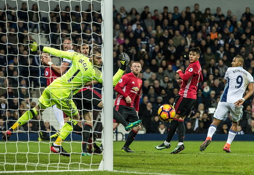 Một t&igrave;nh huống s&oacute;ng gi&oacute; trước khung th&agrave;nh Man United