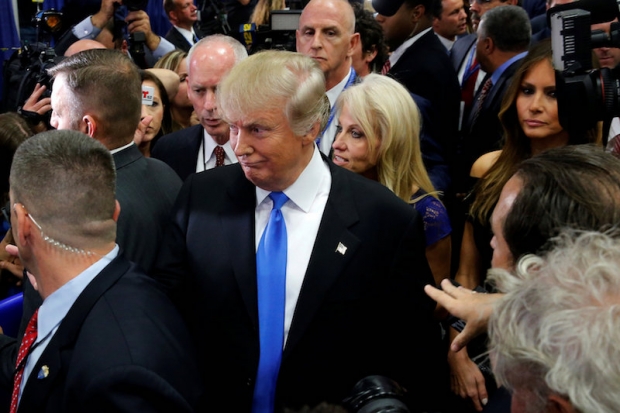 Nhiều người dùng mạng nghi ngờ sức khỏe của ông Trump. Ảnh: Reuters