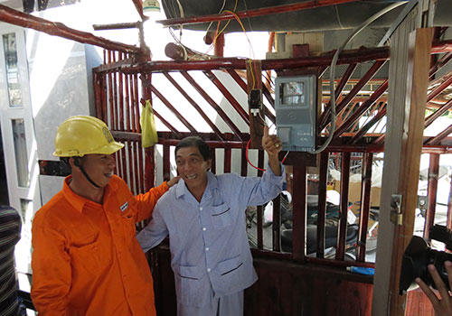 Niềm vui của gia đình ông Bùi Quốc Ca, ở ấp Bãi Bắc, xã Lại Sơn khi có điện lưới quốc gia