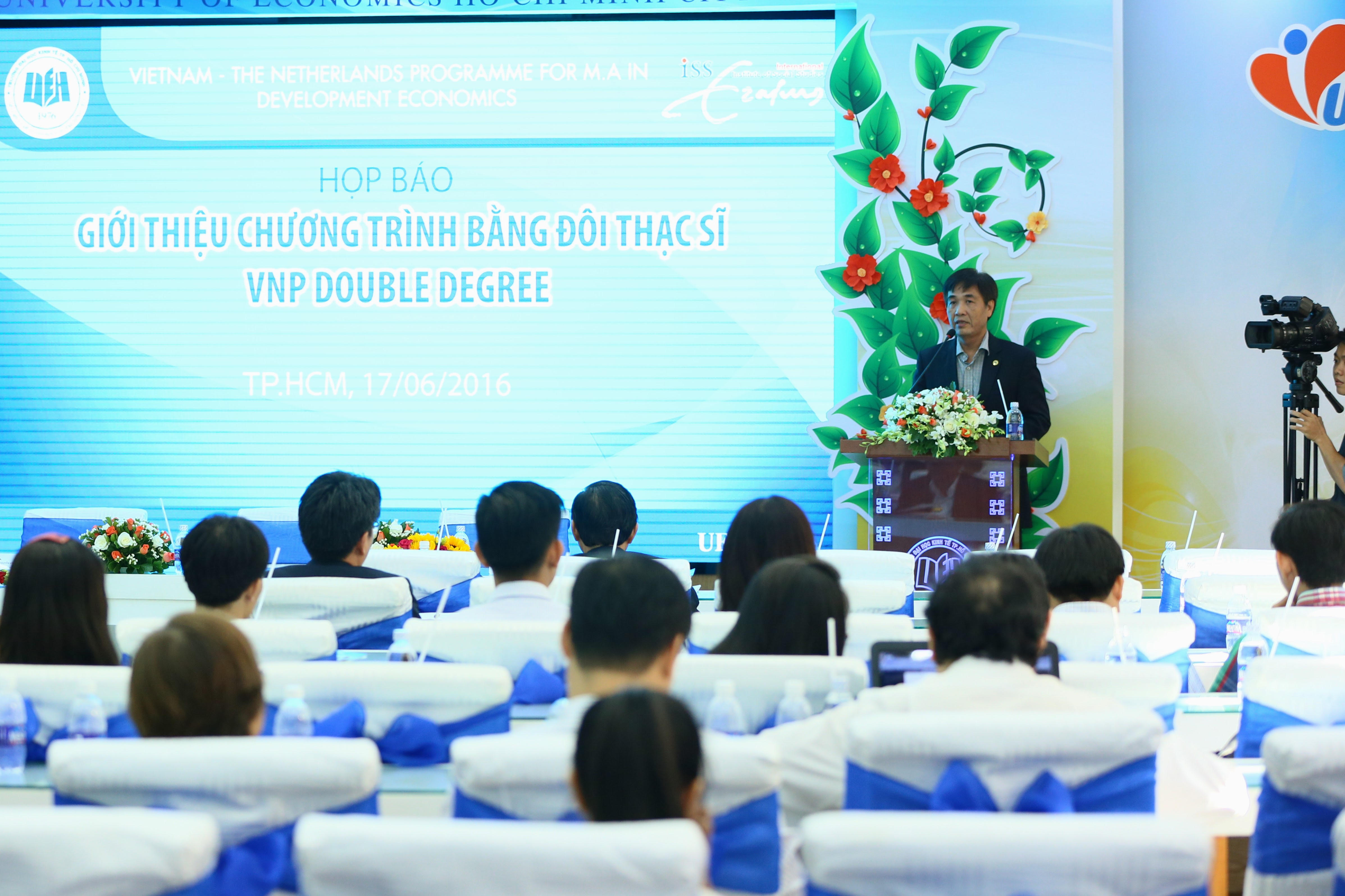 Lấy bằng đôi thạc sĩ kinh tế phát triển