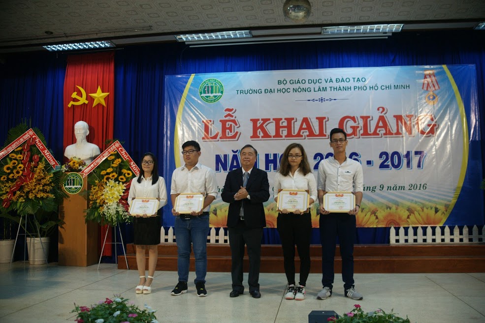 Trường ĐH Nông Lâm TP HCM khen thưởng thủ khoa đầu vào