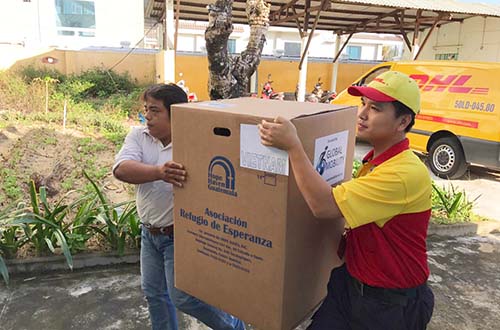 DHL Express vận chuyển miễn phí 40 xe lăn cho trẻ khuyết tật