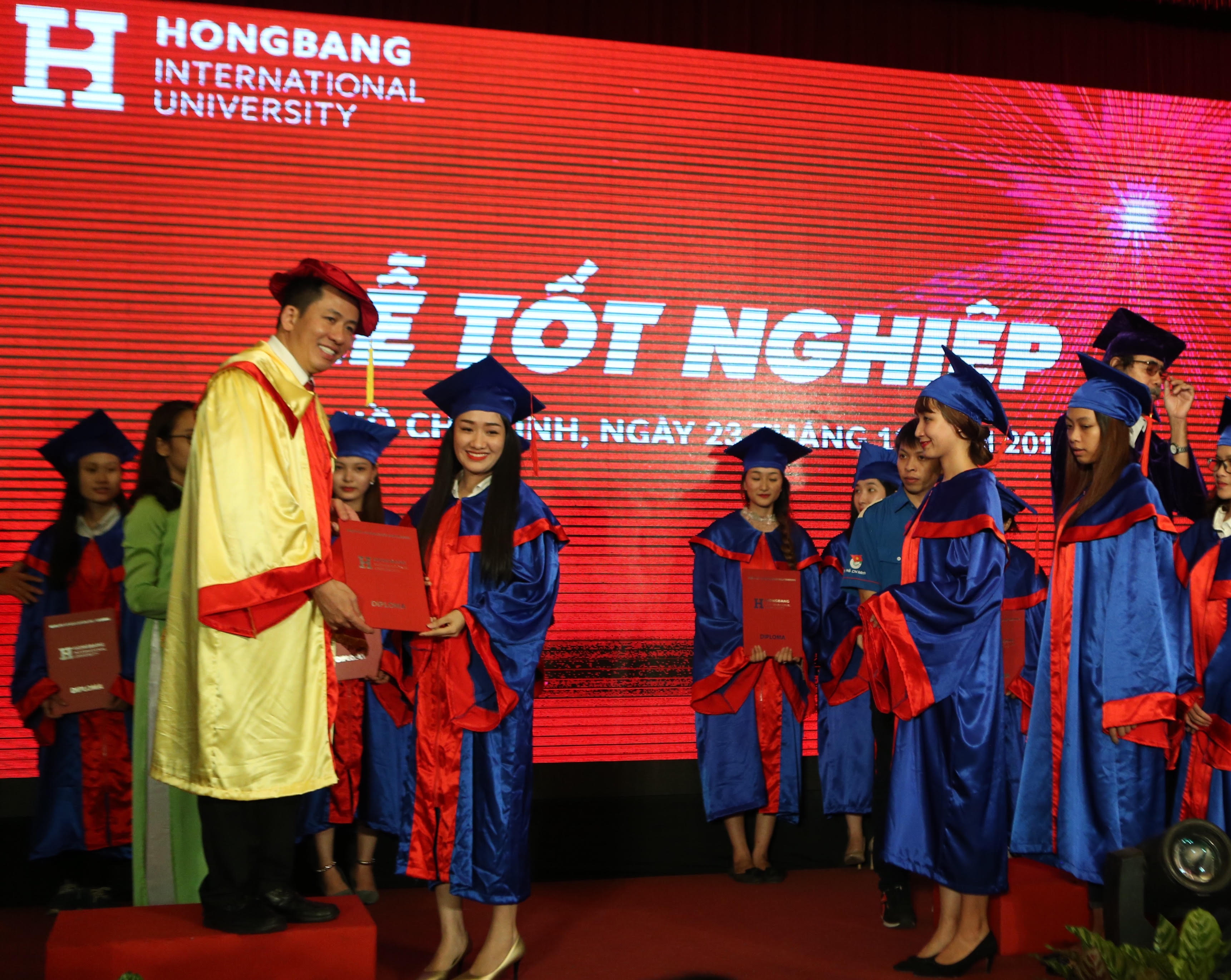 Trường ĐH Quốc tế Hồng Bàng trao bằng tốt nghiệp cho gần 1.600 sinh viên, học viên cao học