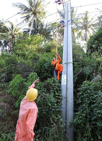 Công nhân Điện lực Kiên Giang đóng điện, đưa điện lưới quốc gia từ đất liền ra đảo Lại Sơn
