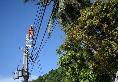 Công nhân Điện lực Kiên Giang thi công lắp đặt đường dây trên đảo Lại Sơn