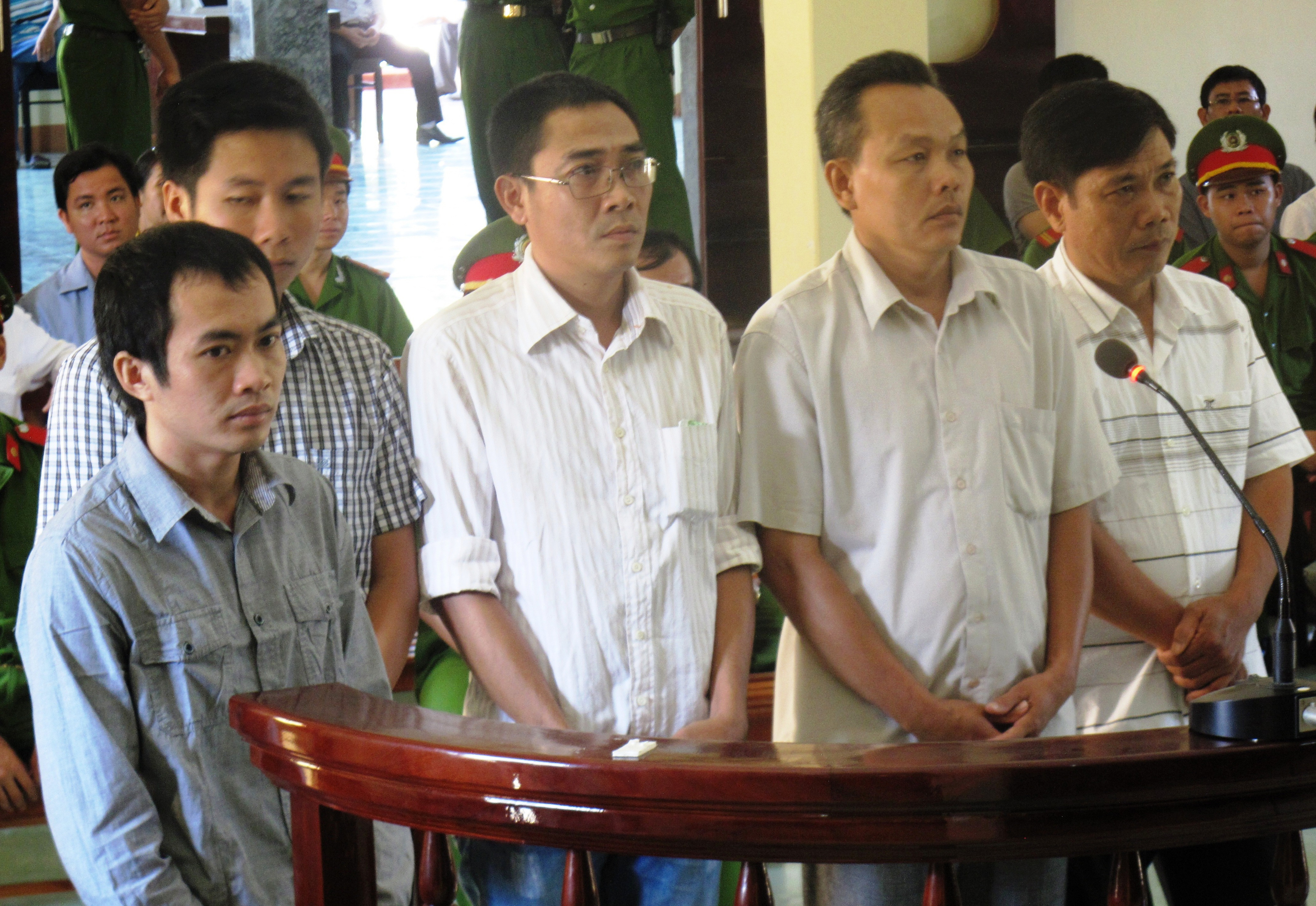 Khổ với những phiên tòa “dây thun”