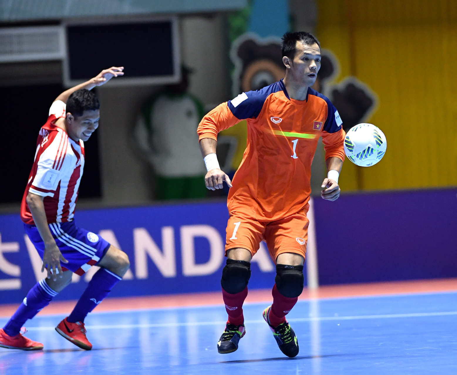 M&agrave;n tr&igrave;nh diễn xuất sắc của thủ m&ocirc;n Ng&ocirc; Đ&igrave;nh Thuận đưa tuyển futsal Việt Nam v&agrave;o v&ograve;ng 1/8 World Cup futsal 2016