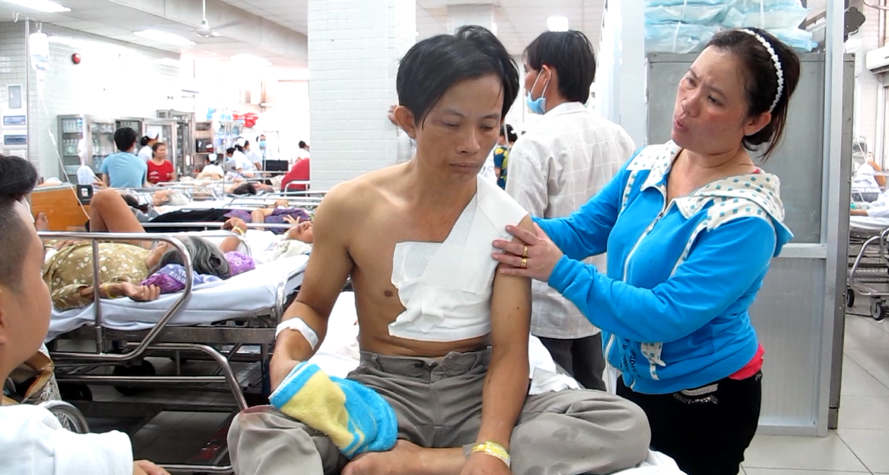 Xe tải tông xe khách: Cấp cứu 3 người bị thương nặng