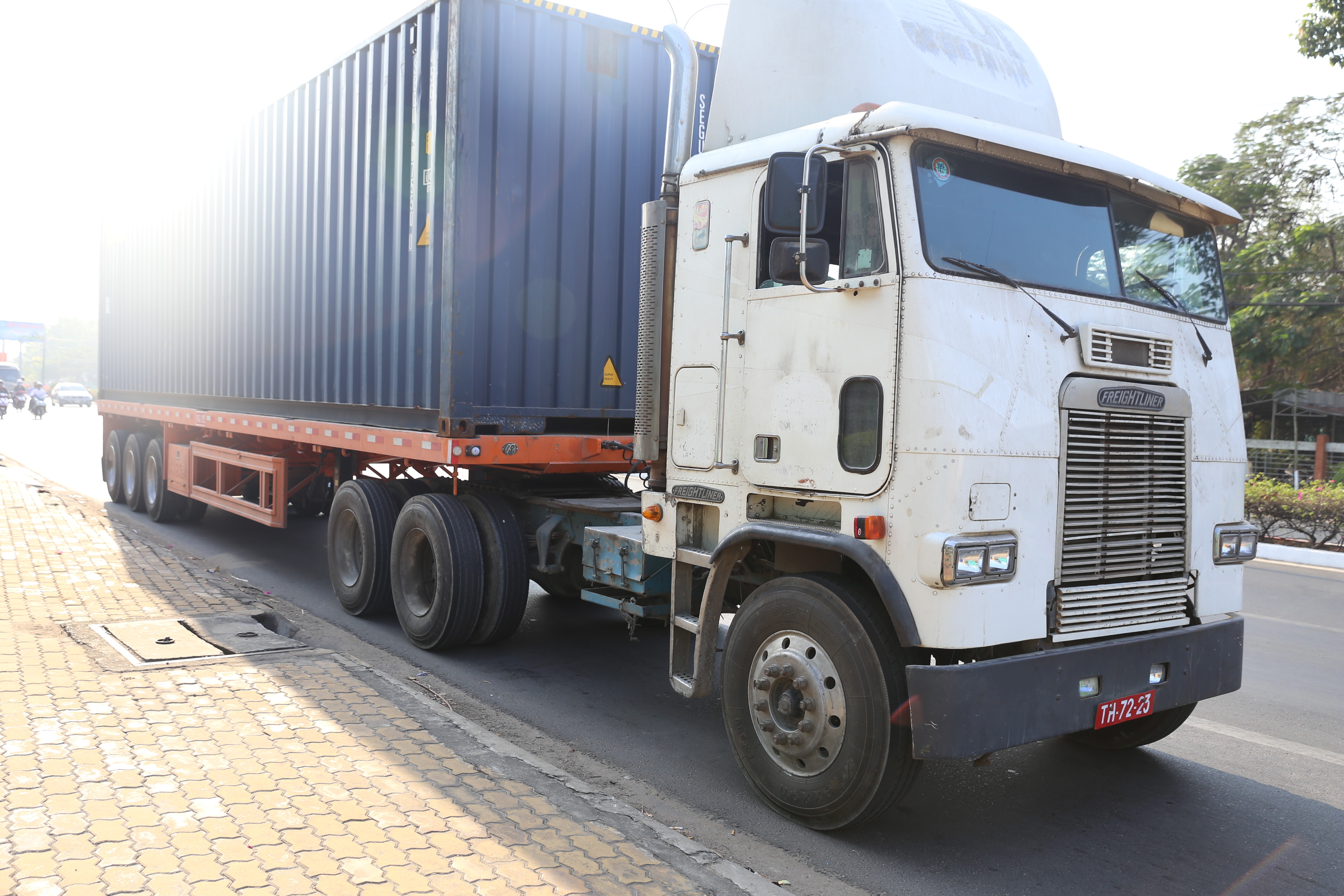 Liên tiếp bắt xe container mang biển đỏ giả ở Bình Dương