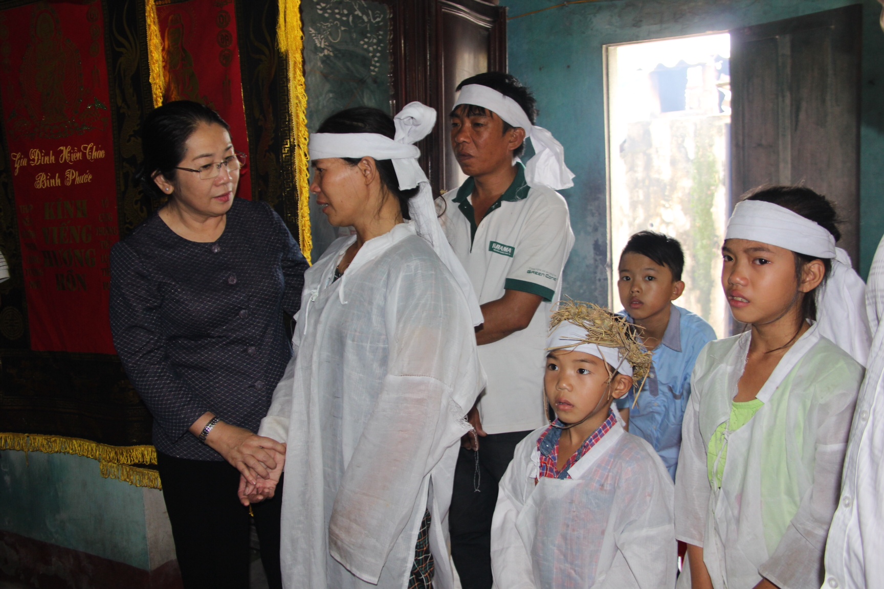 B&agrave; V&otilde; Thị Dung đến thăm hỏi gia đ&igrave;nh chị Nguyễn Thị Tuyết, phường Quảng Thuận, thị x&atilde; Ba Đồn c&oacute; chồng v&agrave; con bị chết trong lũ