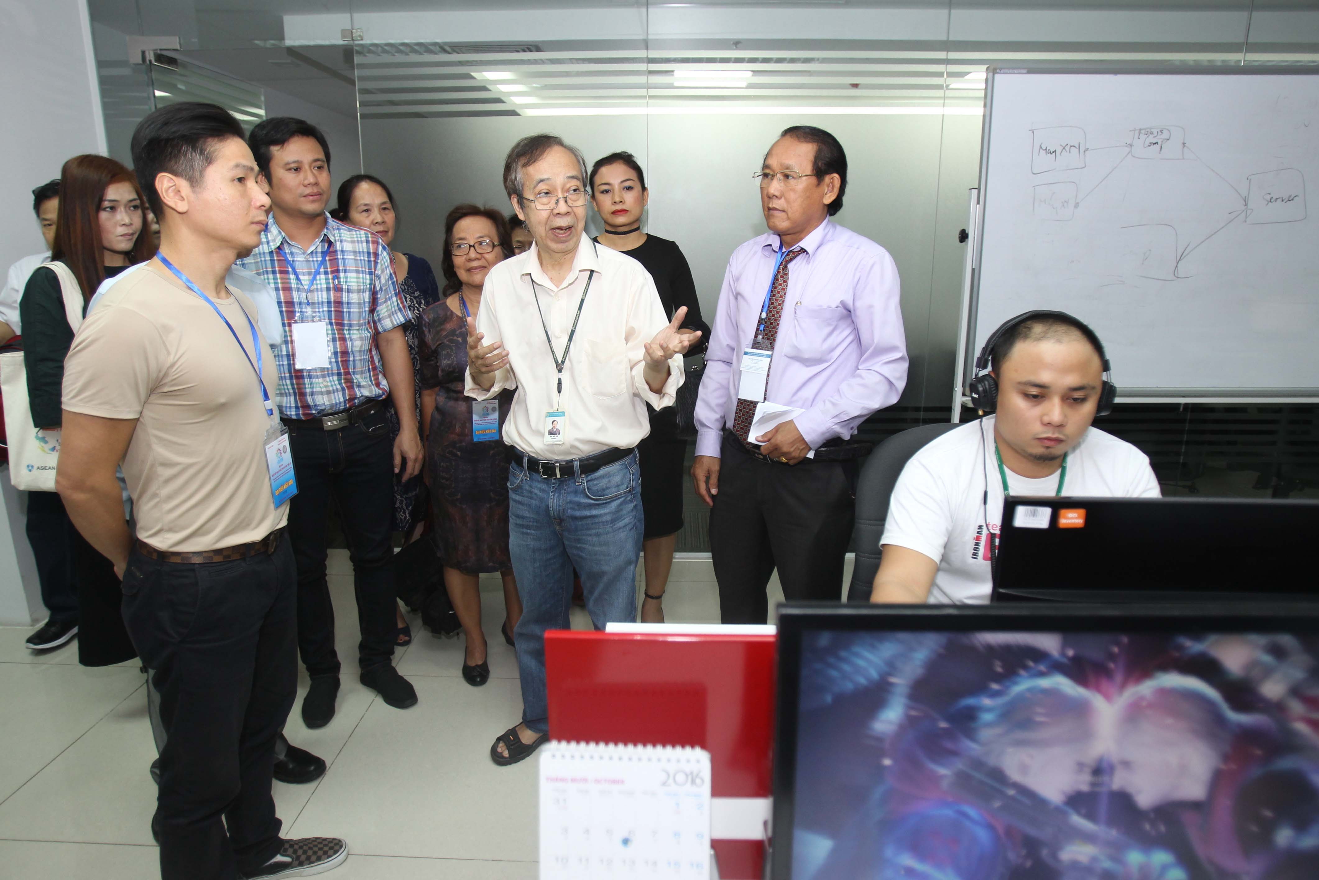 Kiều bào tham quan Khu Công viên phần mềm Quang Trung