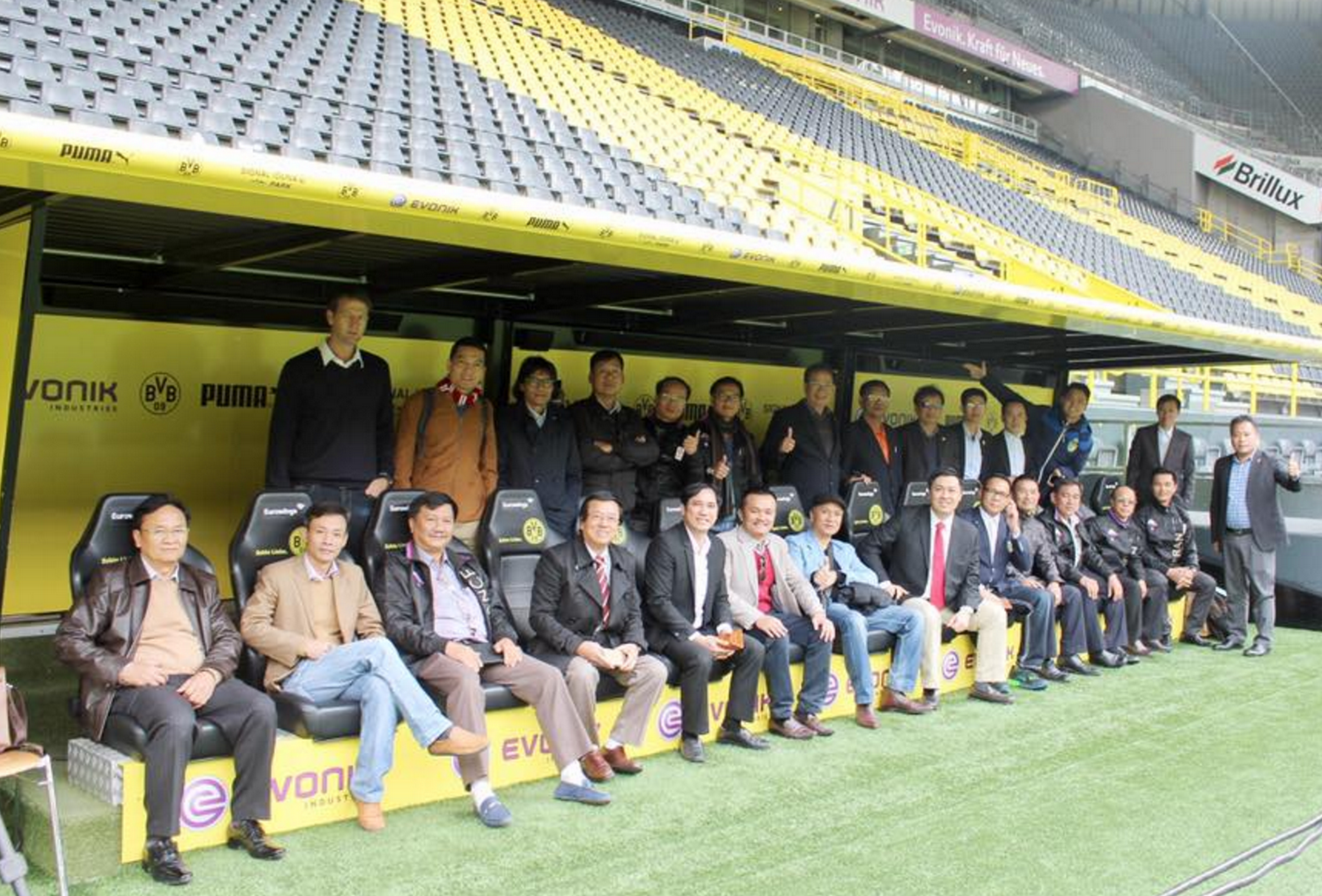 Đại diện các CLB của Việt Nam và VPF chụp ảnh tại sân của CLB Dortmund Ảnh: Đức Mạnh