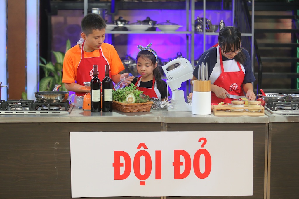 Thí sinh "Vua đầu bếp nhí" gây náo loạn gian bếp