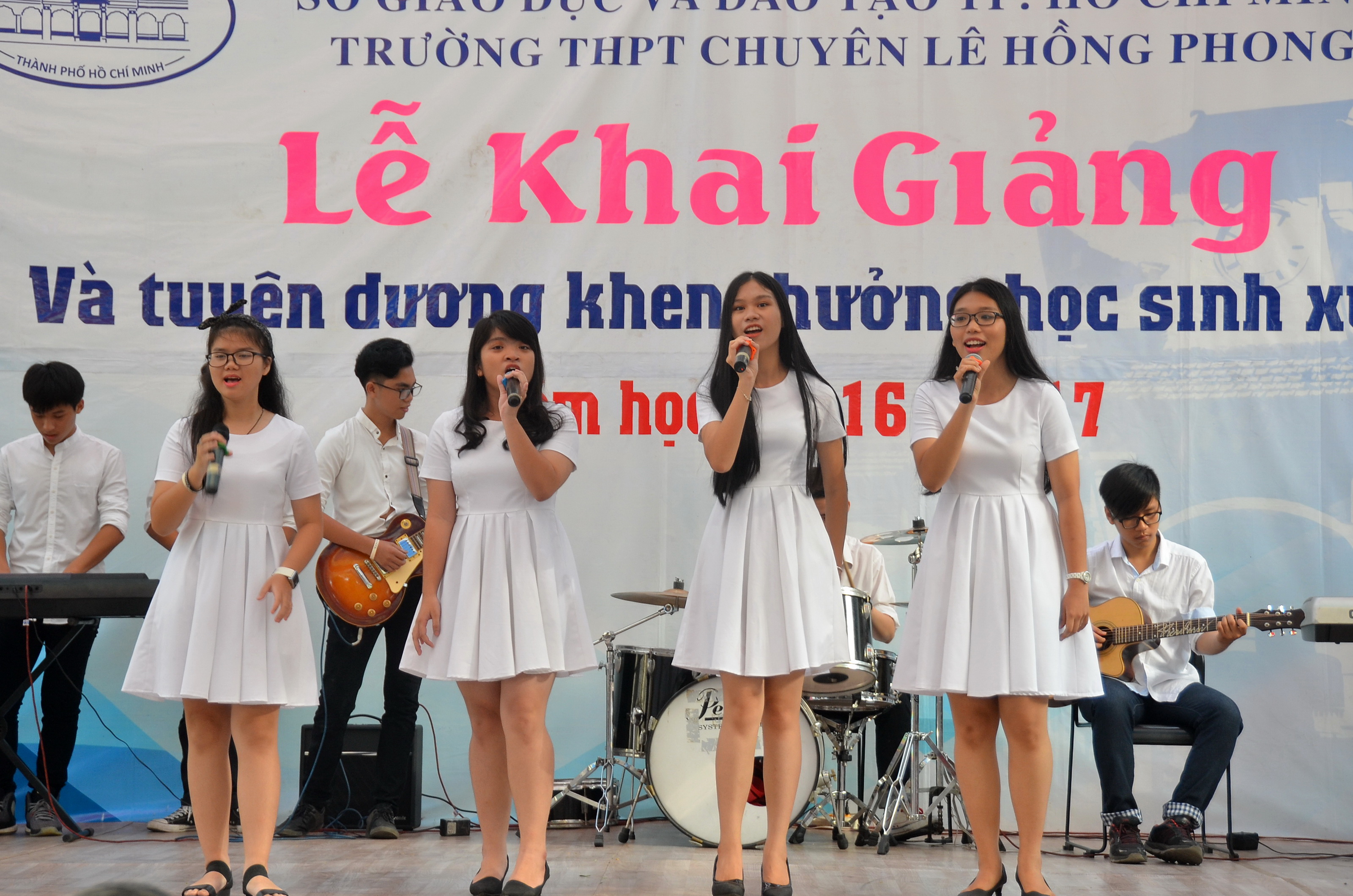Học sinh Trường THPT Lê Hồng Phong với các tiết mục văn nghệ vui tươi đón chào năm học mới