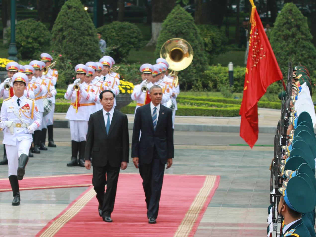 Chủ tịch nước Trần Đại Quang đón Tổng thống Obama