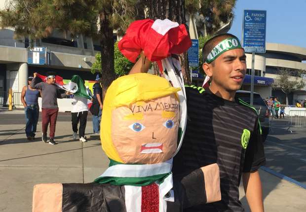 Ông Trump bị CĐV Mexico doạ giết
