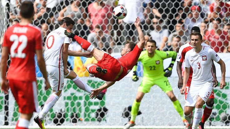 Clip: Siêu phẩm của Shaqiri và loạt “đấu súng” cân não