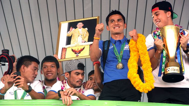 HLV Kiatisuk quyết t&acirc;m bảo vệ AFF Suzuki Cup khi đăng k&yacute; đội h&igrave;nh mạnh nhất vốn đang dự v&ograve;ng loại cuối World Cup 2018 khu vực ch&acirc;u &Aacute;