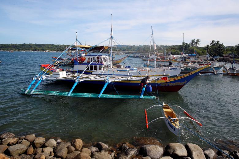 Ngư dân Philippines chuẩn bị đến bãi cạn Scarborough đánh bắt cá. Ảnh: REUTERS