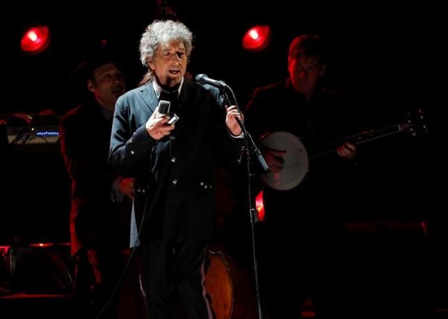 Bob Dylan thấy như "đứng trên mặt trăng" khi đoạt giải Nobel