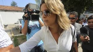 Bà Francoise Ameridis, vợ của Đại sứ Ameridis đến đồn cảnh sát. Ảnh: EPA