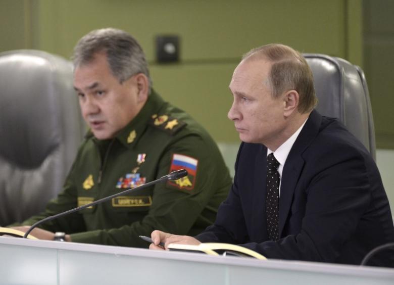 
Tổng thống Nga Vladimir Putin v&agrave; Bộ trưởng Quốc ph&ograve;ng Sergei Shoigu. Ảnh: REUTERS
