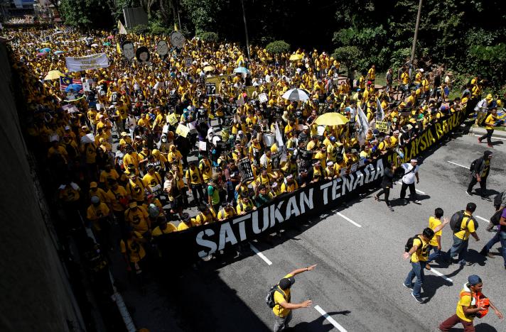 Người biểu tình đổ xuống đường ở thủ đô Kuala Lumpur - Malaysia. Ảnh: REUTERS