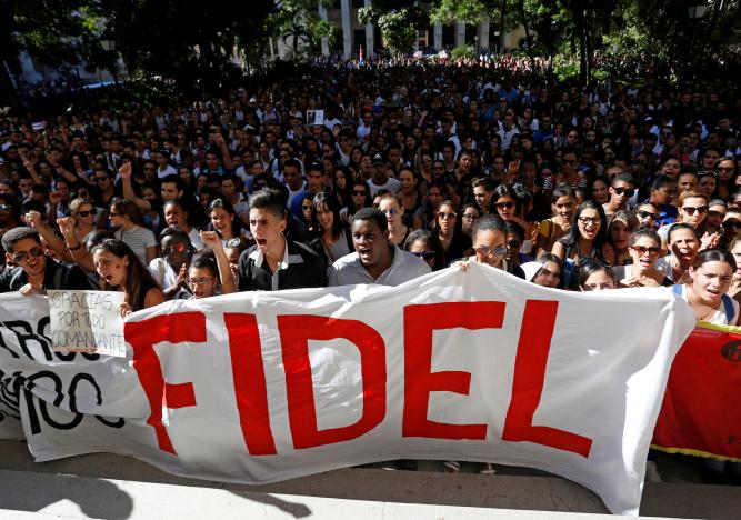
Sinh vi&ecirc;n Trường ĐH Havana tỏ l&ograve;ng k&iacute;nh trọng với &ocirc;ng Fidel Castro tại Quảng trường C&aacute;ch mạng. Ảnh: REUTERS
