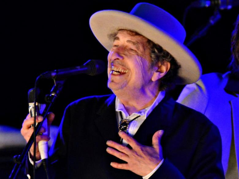
Bob Dylan x&aacute;c nhận kh&ocirc;ng dự lễ trao giải Nobel
