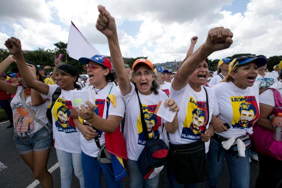 Một cuộc biểu tình phản đối chính phủ diễn ra ở thủ đô Caracas - Venezuela hôm 22-10. Ảnh: AP