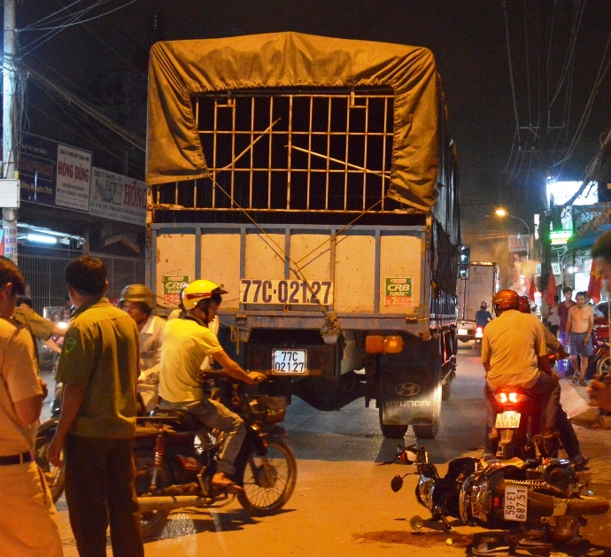 Lạc tay lái, 2 phụ nữ bị xe tải tông nguy kịch
