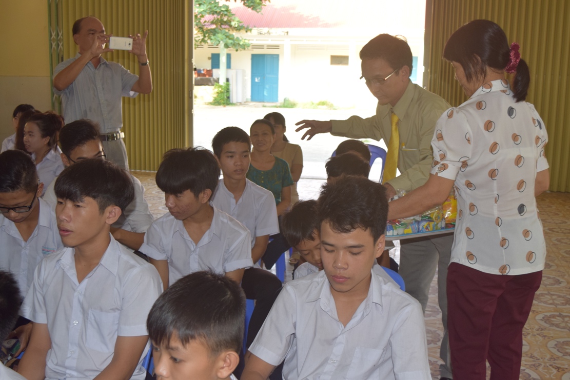 Trao qu&agrave; cho c&aacute;c em học sinh L&agrave;ng hy vọng Đ&agrave; Nẵng