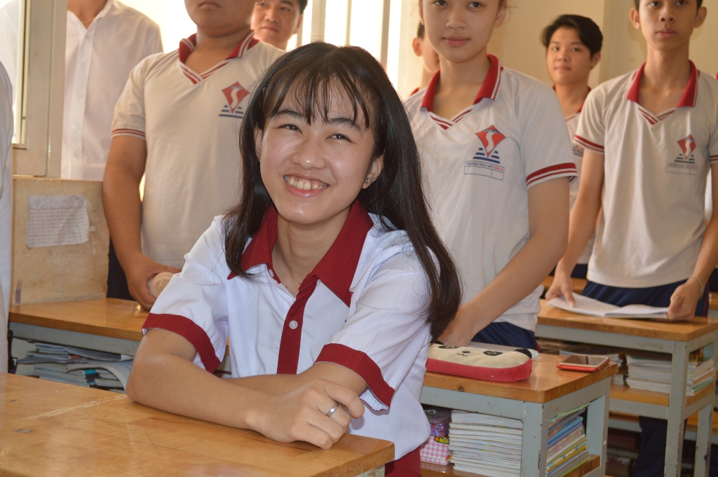 Nữ sinh bị cưa chân tự tin trong ngày đầu chuyển trường