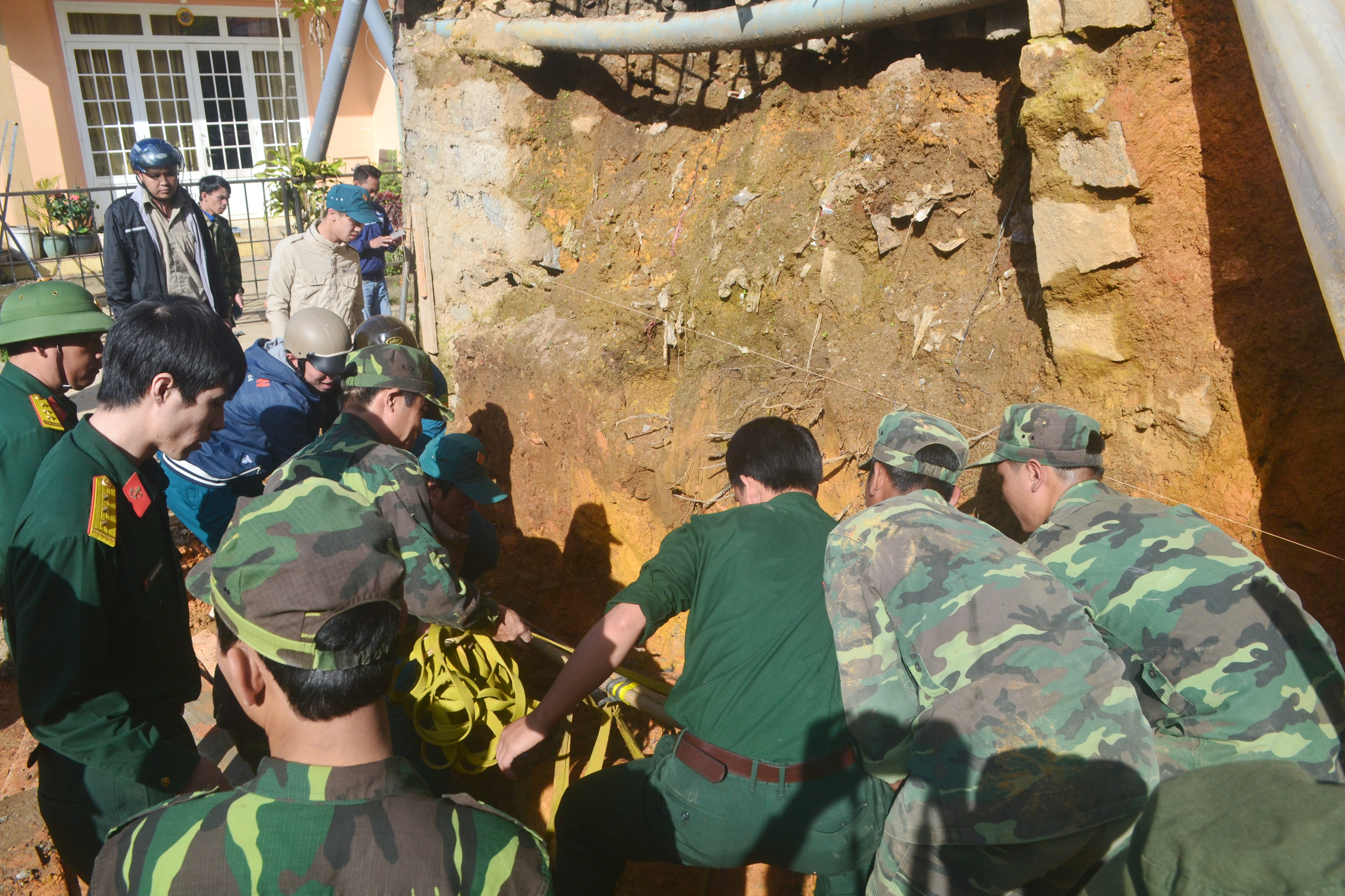 
Lực lượng chức năng tiến h&agrave;nh đưa quả bom khủng l&ecirc;n khỏi mặt đất.
