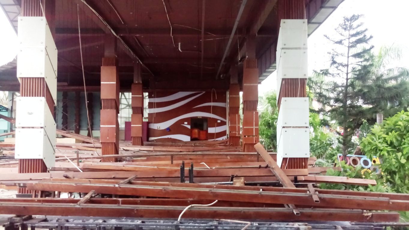 Tháo gỡ nhà hàng chắn biển Nha Trang
